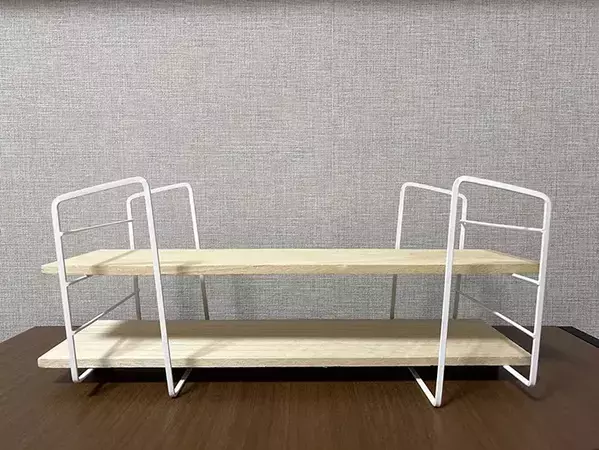 セリアのディッシュラックを『つっぱり棒』に載せると？　玄関で役立つ【作業1分】アイディア