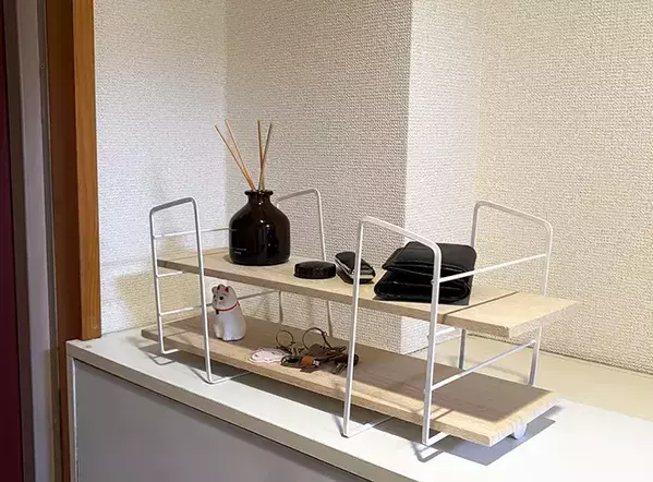 セリアのディッシュラックを『つっぱり棒』に載せると？　玄関で役立つ【作業1分】アイディア