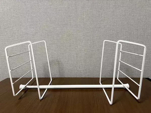 セリアのディッシュラックを『つっぱり棒』に載せると？　玄関で役立つ【作業1分】アイディア