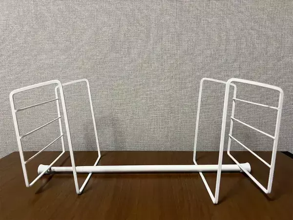 セリアのディッシュラックを『つっぱり棒』に載せると？　玄関で役立つ【作業1分】アイディア
