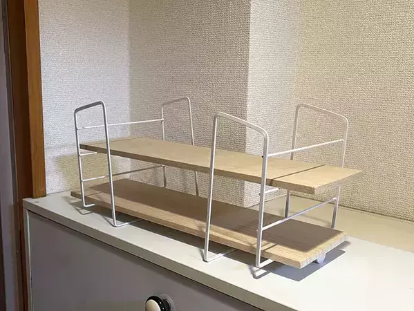 セリアのディッシュラックを『つっぱり棒』に載せると？　玄関で役立つ【作業1分】アイディア