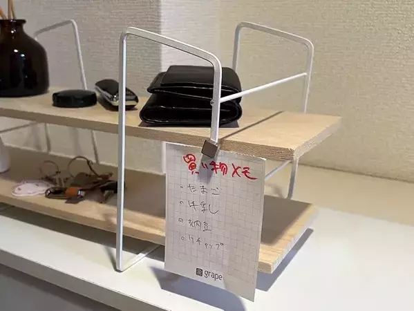 セリアのディッシュラックを『つっぱり棒』に載せると？　玄関で役立つ【作業1分】アイディア