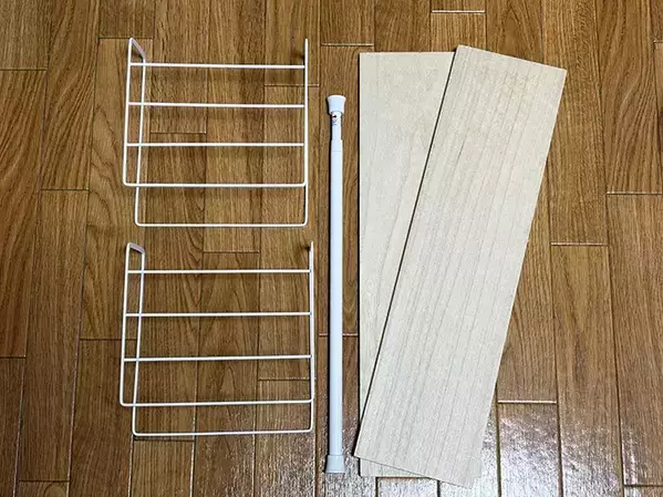 セリアのディッシュラックを『つっぱり棒』に載せると？　玄関で役立つ【作業1分】アイディア
