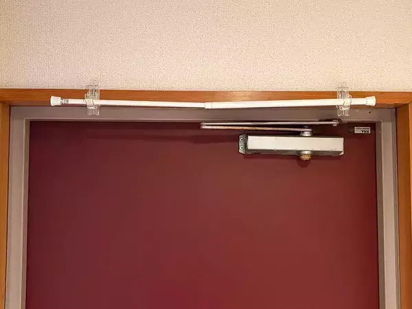 玄関に『つっぱり棒』を設置すれば、収納スペースが誕生！　100均アイテムだけで手軽に作れる