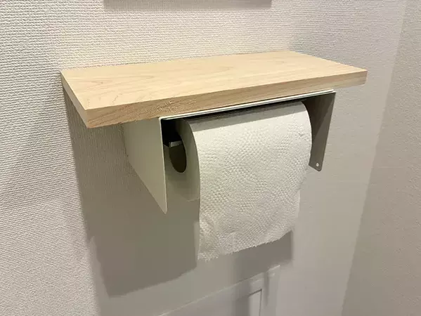 トイレでブックエンドに『木板』を貼るだけ！　便利な5分DIYで「雰囲気がガラリと変わった」