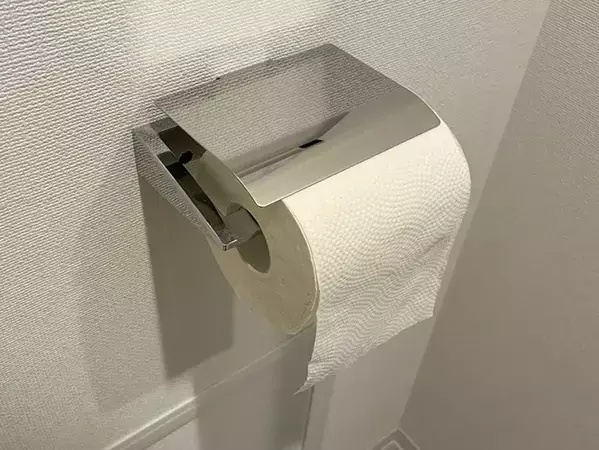 トイレでブックエンドに『木板』を貼るだけ！　便利な5分DIYで「雰囲気がガラリと変わった」