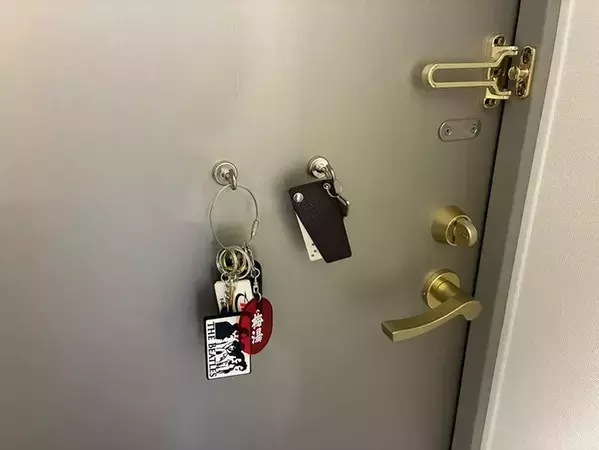 玄関ドアに『100均フック』を貼るだけで？　家中が快適になる簡単活用法【4選】