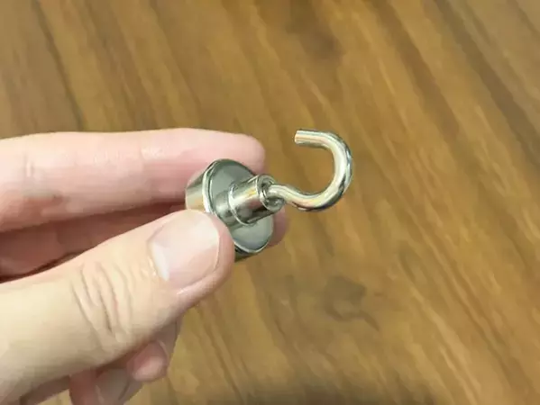 玄関ドアに『100均フック』を貼るだけで？　家中が快適になる簡単活用法【4選】