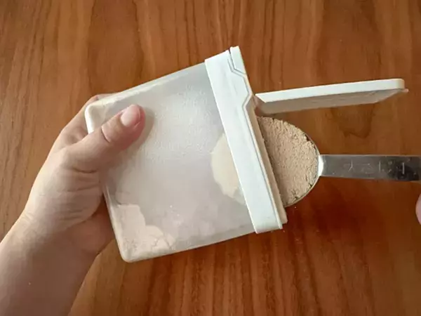 カチカチに固まった砂糖、スプーンで削ってる？　ダイソーの『調味料ストッカー』でストレス解消