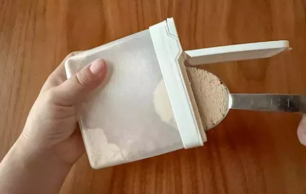 カチカチに固まった砂糖、スプーンで削ってる？　ダイソーの『調味料ストッカー』でストレス解消