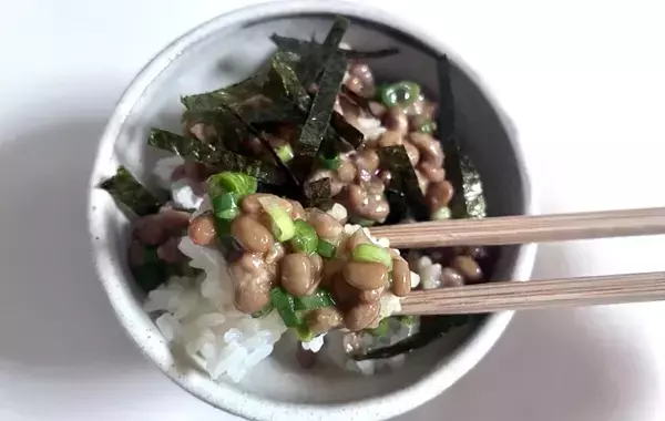 納豆に『小さじ2分1杯』入れてみて！　簡単アレンジに、夫が「クセになる」