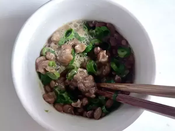 納豆に『小さじ2分1杯』入れてみて！　簡単アレンジに、夫が「クセになる」