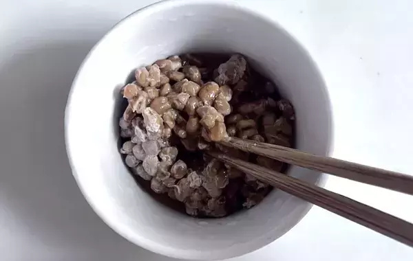 納豆に『小さじ2分1杯』入れてみて！　簡単アレンジに、夫が「クセになる」
