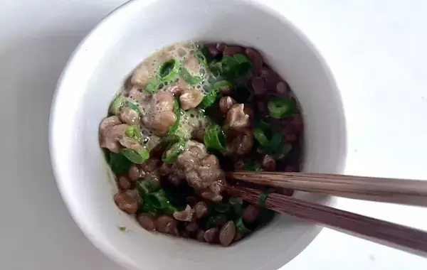 納豆に『小さじ2分1杯』入れてみて！　簡単アレンジに、夫が「クセになる」