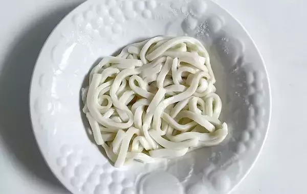 うどんの上に『カット野菜』をのせる！　フライパンいらずの『ズボラ料理』が10分で完成