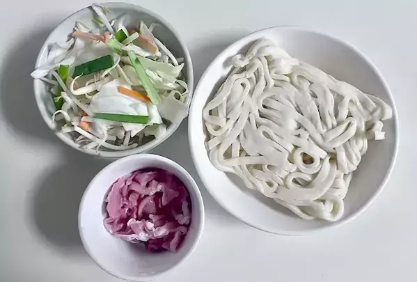 うどんの上に『カット野菜』をのせる！　フライパンいらずの『ズボラ料理』が10分で完成