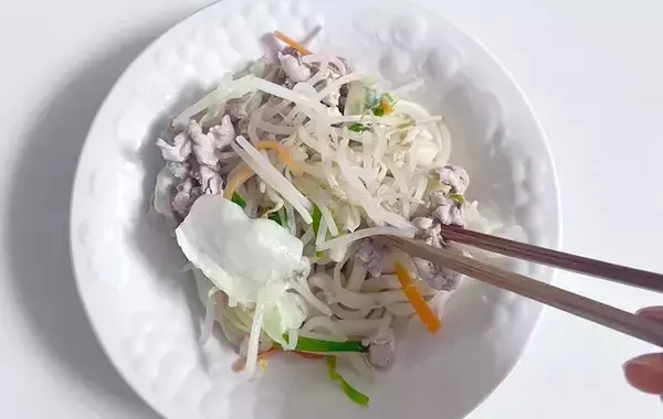 うどんの上に『カット野菜』をのせる！　フライパンいらずの『ズボラ料理』が10分で完成