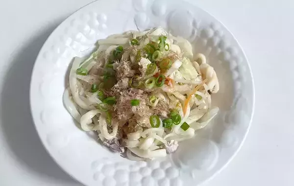 うどんの上に『カット野菜』をのせる！　フライパンいらずの『ズボラ料理』が10分で完成