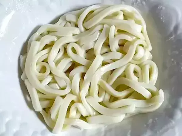 うどんの上に『カット野菜』をのせる！　フライパンいらずの『ズボラ料理』が10分で完成