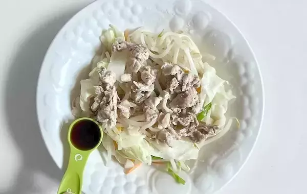 うどんの上に『カット野菜』をのせる！　フライパンいらずの『ズボラ料理』が10分で完成