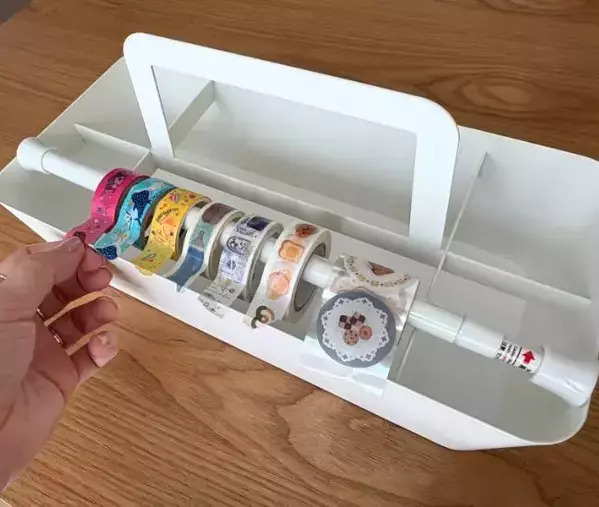 『マスキングテープ』の収納に活用！　箱に短いつっぱり棒を渡したら…？