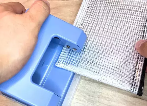 100均ビニールポーチに『穴』を開けて？　ゴチャつく小物が「一気に片づく」意外な使い方