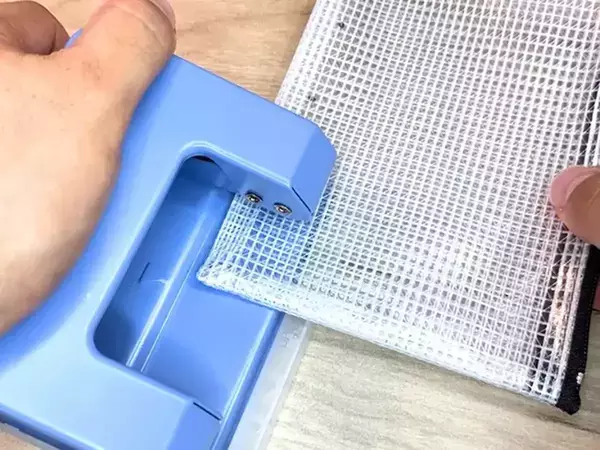 100均ビニールポーチに『穴』を開けて？　ゴチャつく小物が「一気に片づく」意外な使い方