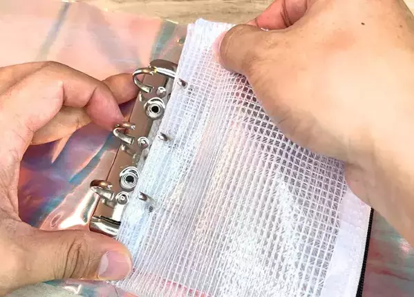100均ビニールポーチに『穴』を開けて？　ゴチャつく小物が「一気に片づく」意外な使い方