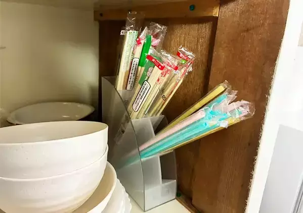 100均の『アーチ型スタンド』を食器横に設置　便利な「じゃない使い方」【3選】