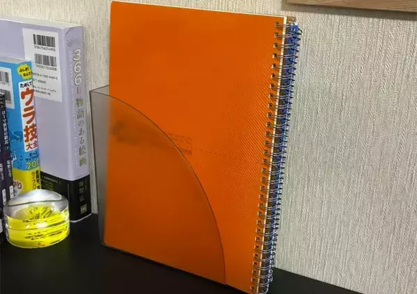 100均の『アーチ型スタンド』を食器横に設置　便利な「じゃない使い方」【3選】