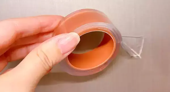 ゲルテープ1個で、ごちゃつくキッチンが整う！　『貼るだけ収納』がラクの極み
