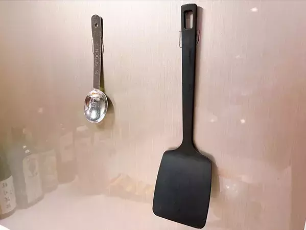 ゲルテープ1個で、ごちゃつくキッチンが整う！　『貼るだけ収納』がラクの極み