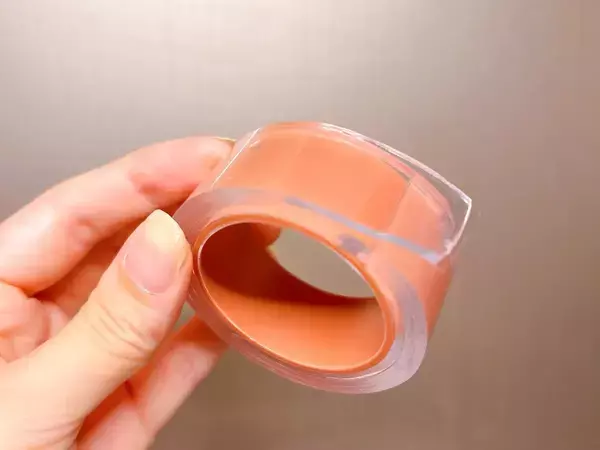 ゲルテープ1個で、ごちゃつくキッチンが整う！　『貼るだけ収納』がラクの極み