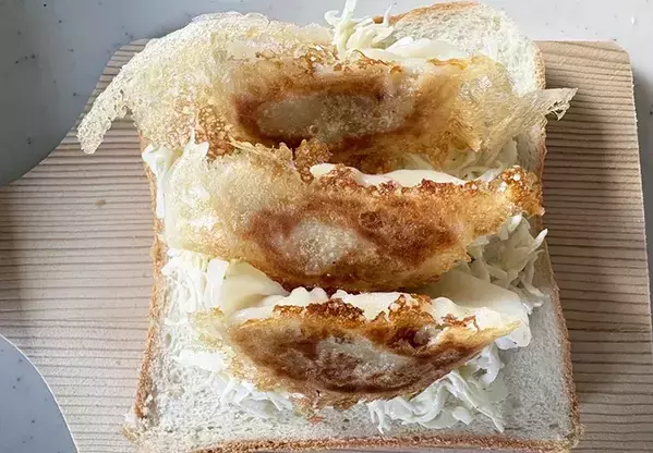 食パン1枚で作る『餃子ドッグ』　冷凍餃子を3つのせれば「お腹いっぱいになる！」
