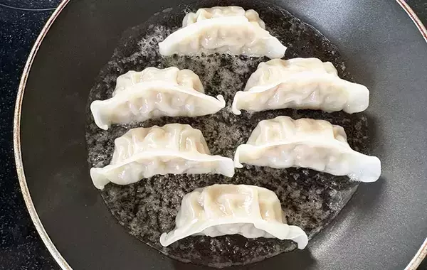 食パン1枚で作る『餃子ドッグ』　冷凍餃子を3つのせれば「お腹いっぱいになる！」
