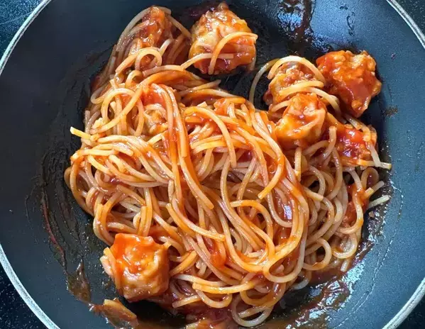 15分で作る『ミートボール入り』パスタ　まさかの具材に「この発想はなかった！」
