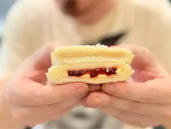 『ランチパック』2つだけで、アメリカの定番サンドに!?　外国人が試した意外な組み合わせ