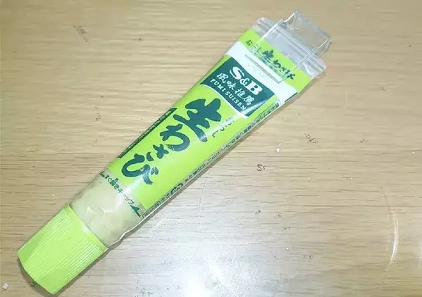 ダイソーの『チューブフック』が洗面所で使える　ハミガキ粉に取りつけると「スッキリ片付いた」