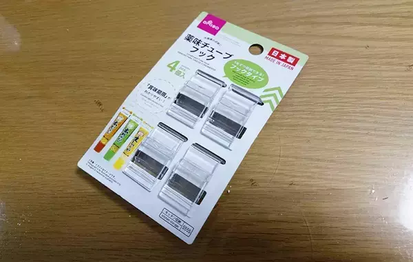 ダイソーの『チューブフック』が洗面所で使える　ハミガキ粉に取りつけると「スッキリ片付いた」
