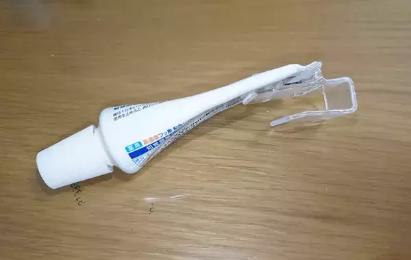 ダイソーの『チューブフック』が洗面所で使える　ハミガキ粉に取りつけると「スッキリ片付いた」
