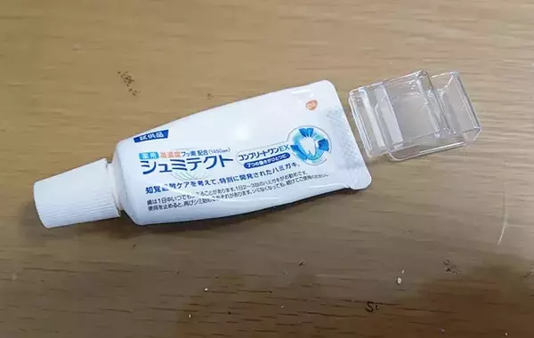 ダイソーの『チューブフック』が洗面所で使える　ハミガキ粉に取りつけると「スッキリ片付いた」