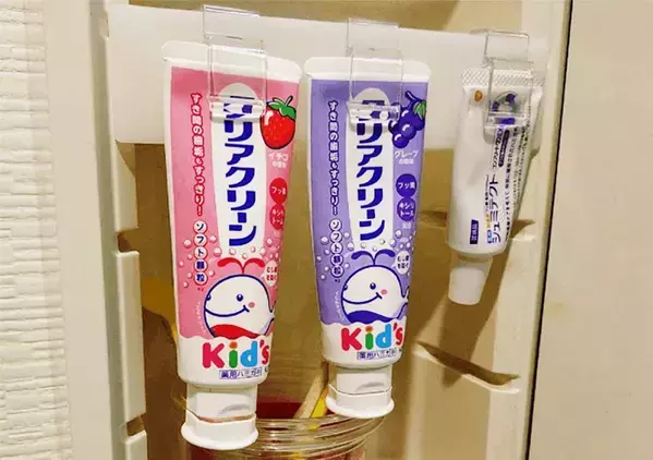 ダイソーの『チューブフック』が洗面所で使える　ハミガキ粉に取りつけると「スッキリ片付いた」