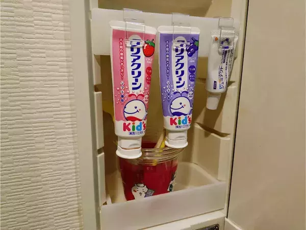 ダイソーの『チューブフック』が洗面所で使える　ハミガキ粉に取りつけると「スッキリ片付いた」