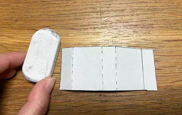 ティッシュの空き箱を切り開いて…いらない厚紙で『なくしがちなカバー』を作ってみた
