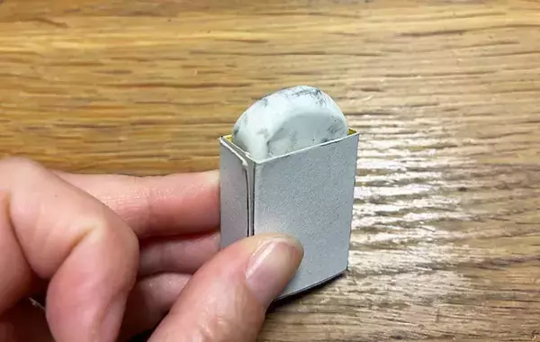 ティッシュの空き箱を切り開いて…いらない厚紙で『なくしがちなカバー』を作ってみた