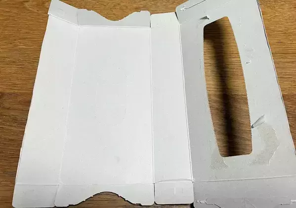 ティッシュの空き箱を切り開いて…いらない厚紙で『なくしがちなカバー』を作ってみた