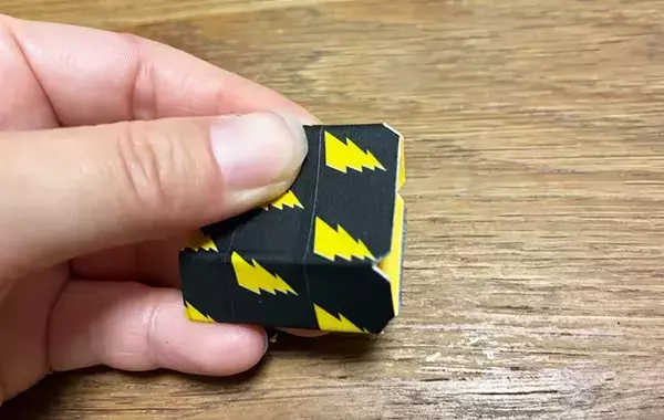 ティッシュの空き箱を切り開いて…いらない厚紙で『なくしがちなカバー』を作ってみた