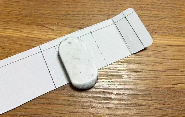 ティッシュの空き箱を切り開いて…いらない厚紙で『なくしがちなカバー』を作ってみた