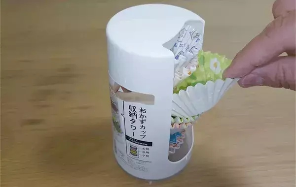 ダイソーで見つけた『3段タワー』が便利すぎ　サイズの違う『おかずカップ』を1か所に収納