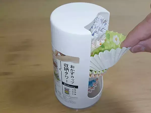 ダイソーで見つけた『3段タワー』が便利すぎ　サイズの違う『おかずカップ』を1か所に収納
